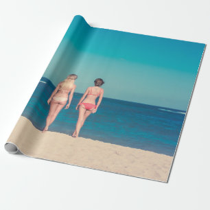 PAPIER CADEAU DEUX FEMMES PORTANT DU BIKINI SUR LE BORD