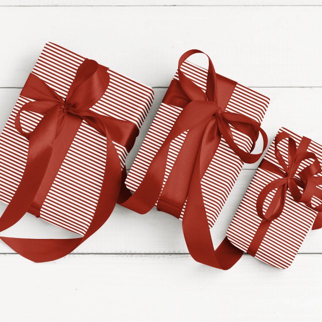Papier Cadeau Élégant rouge foncé mince rayé (Elegant Thin Striped Wrapping Paper with Dark Red and White Skinny Lines. Chic Fall Color Gift Wrap.)