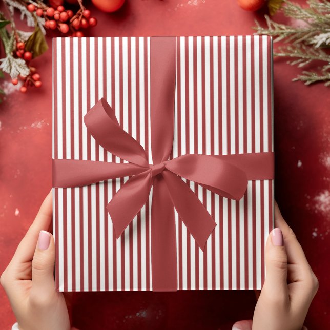 Papier Cadeau Élégantes bandes minces rouges et blanches (Elegant Striped Wrapping in Red & White. Chic & Timeless. For All Occasions and  All Ages.)