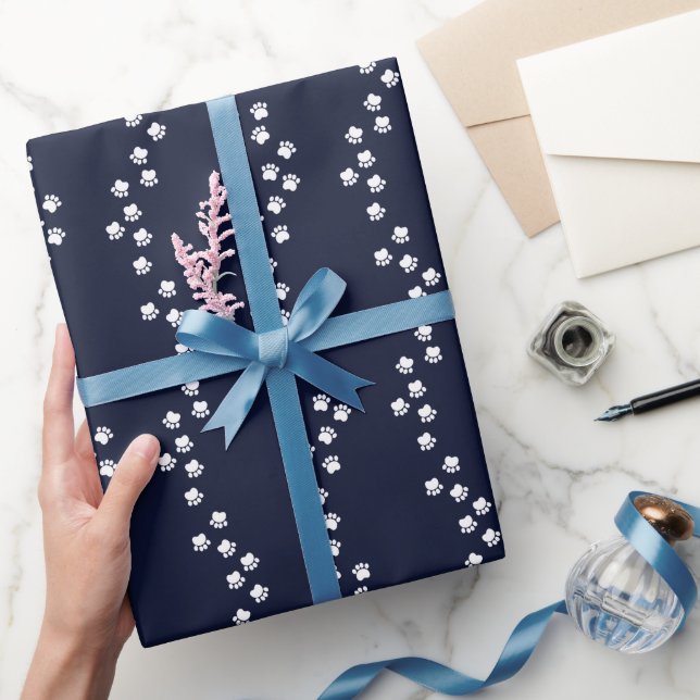Papier Cadeau Empreintes de pattes de chien enveloppant du papie (Cadeaux)