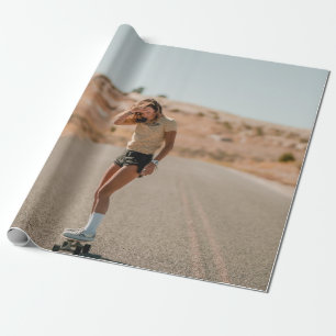 Papier Cadeau Femme en chemise blanche courant sur la route le m