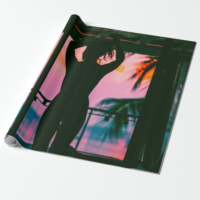 Papier Cadeau Femme en débardeur noir et pantalon debout sur le  (Déroulé)