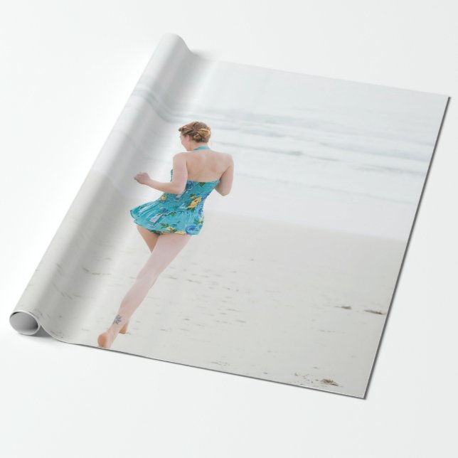 Papier Cadeau Femme marchant sur le rivage près de la plage (Déroulé)