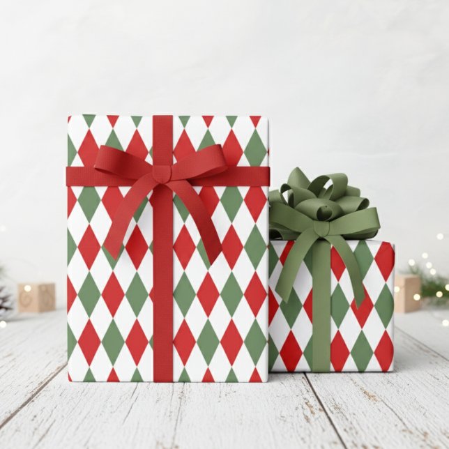 Papier Cadeau Festive Red and Green Argyle Diamonds Xmas (Festive Red and Green Argyle Pattern Xmas Wrapping Paper. Elegant Traditional Red and Green Diamonds)