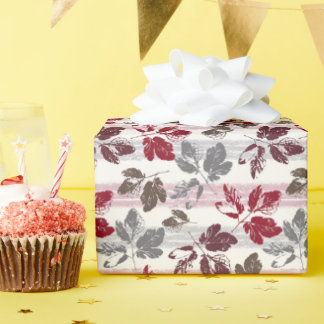 Papier Cadeau Feuilles multicolores sur un fond rayé.
