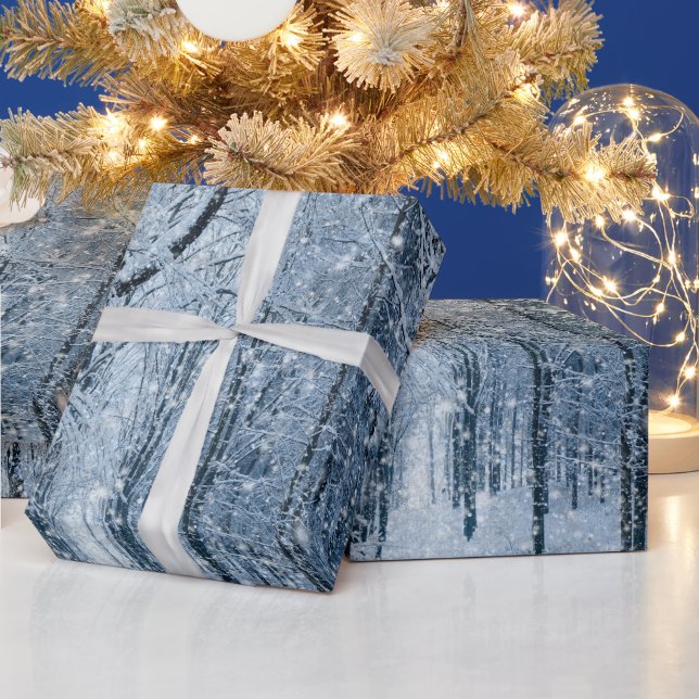 Papier Cadeau Flammes de neige de Noël à travers les arbres qui  (Vacances)