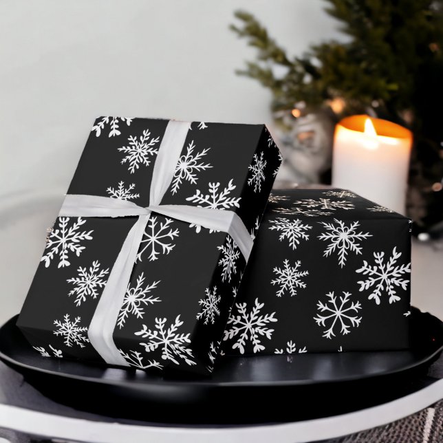 Papier Cadeau Flammes de neige noires illustration motif de noël (Black snowflakes illustration christmas pattern wrapping paper)
