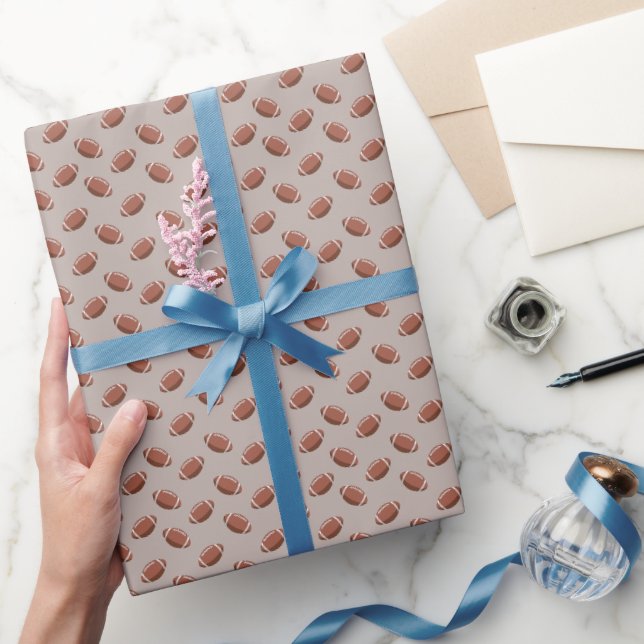 Papier Cadeau Footballs sur Pale Brown (Cadeaux)