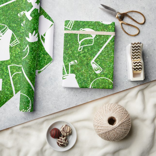 Papier Cadeau Golf equipment on green grass background (Artisanat)