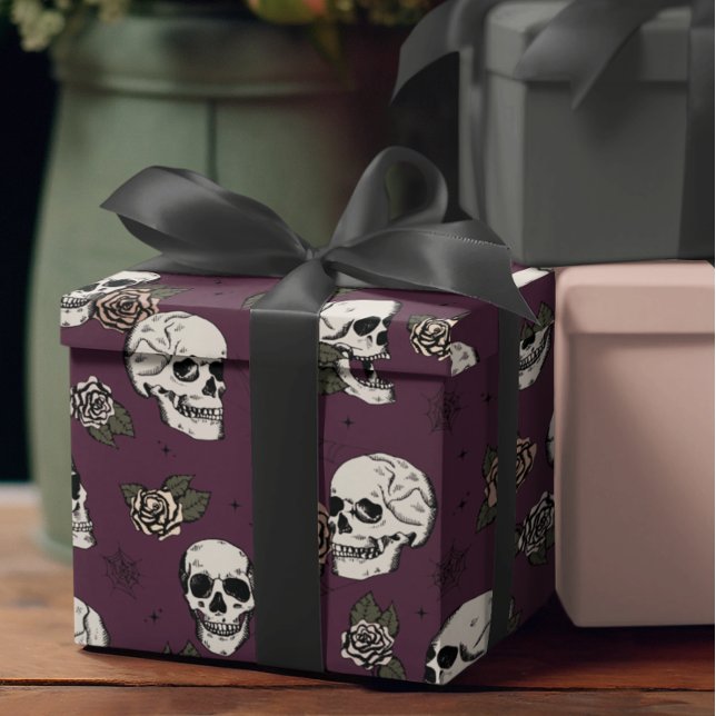 Papier Cadeau Goth Crâne pourpre et fleurs Halloween (Gothic Floral Skulls Pattern Wrapping Paper. Hand-Drawn Skulls, Roses & Webs on a Purple Background)