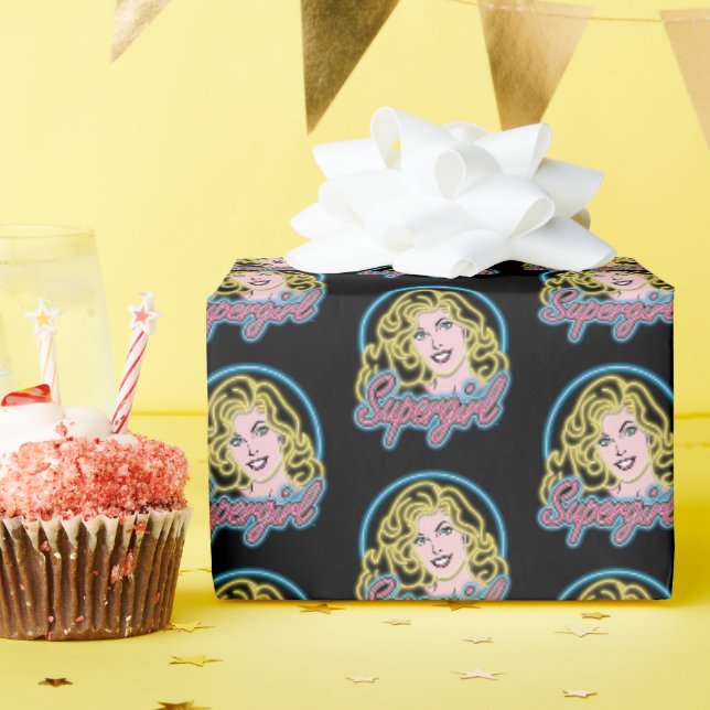Papier Cadeau Graphique des lumières de Neon Retro Supergirl (Fête d'anniversaire)