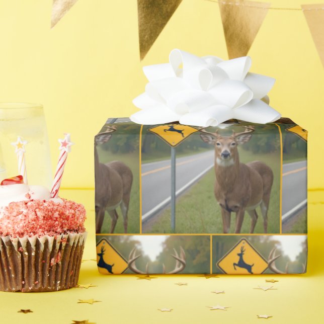 Papier Cadeau Gros Buck Posé Par Un Signe De Passage De Cerfs (Fête d'anniversaire)