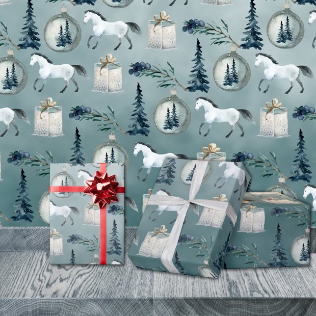Papier Cadeau Hivernal Cheval Blanc Épinette Bleue Arbres et Ber (Winter White Horses Trees Blue Spruce & Berries Christmas Holiday Gift Wrapping Paper Rolls)