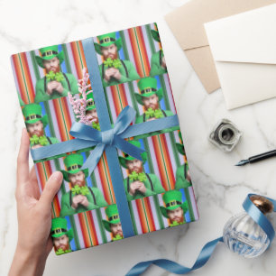 Papier Cadeau Homme Irlandais À Poitrine Avec Clovers À Quatre F