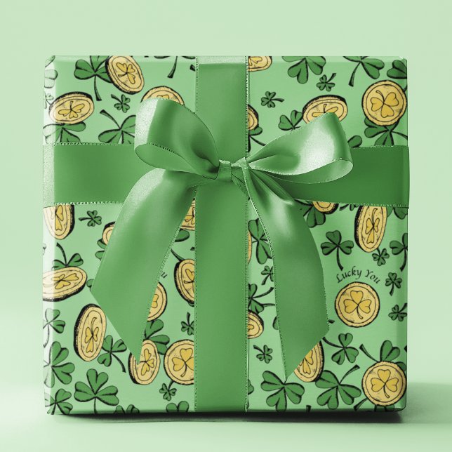 Papier Cadeau Lucky You Green Clover Gold Coins St Patrick's Day (Lucky You Green Clovers & Gold Coins St Patrick's Day Wrapping Paper on Light Green Background.)