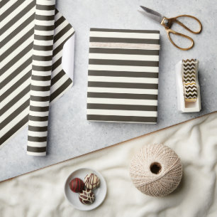 Papier Cadeau Minimaliste Élégant Brun foncé sur Rayures Blanc I