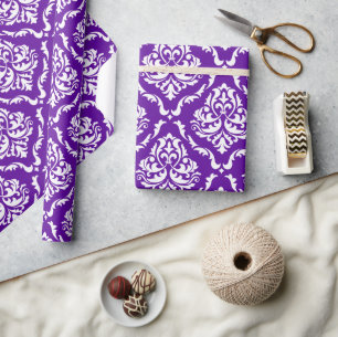 Papier Cadeau Motif damassé blanc sur emballage pourpre