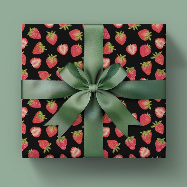 Papier Cadeau Motif de fraises d'été (Strawberry pattern wrapping paper on black background.)
