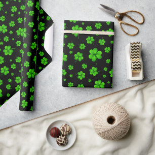 Papier Cadeau Motif de trèfles verts sur fond noir