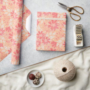 Papier Cadeau Motif floral dans les teintes pêche à la mode.