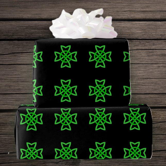 Papier Cadeau Noeud celtique vert irlandais (Irish Celtic bright green knots on black gift wrapping paper roll.)