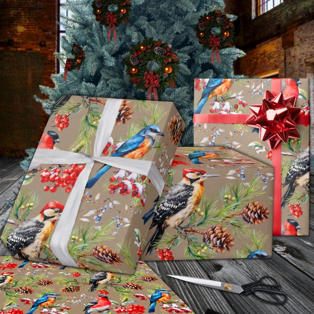 Papier Cadeau Oiseaux d'hiver Pine Cônes & Berries rouges Vacanc (Winter Birds Pine Cones & Red Berries Holiday Wrapping Paper Rolls in 6 and 15 foot lengths.)