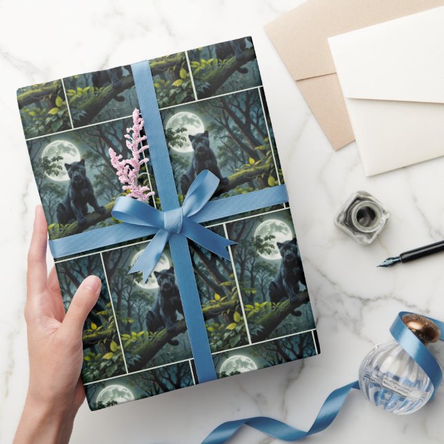 Papier Cadeau Panthère noire sur une branche d'arbre éclairé par (Cadeaux)