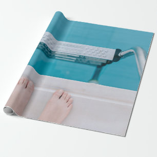 Papier Cadeau Personne debout sur l'échelle de la piscine