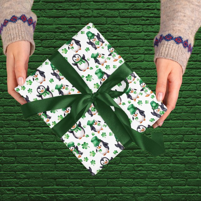 Papier Cadeau Pingouin vert Casquette Shamrock St. Patrick's Day (Créateur téléchargé)