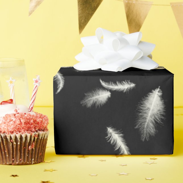 Papier Cadeau Plumes blanches sur noir (Fête d'anniversaire)