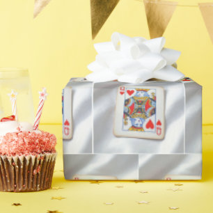 Papier Cadeau Reine de Cœur sur tissu de satin blanc
