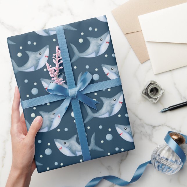 Papier Cadeau Requin sous le papier d'enveloppement bleu marine (Cadeaux)