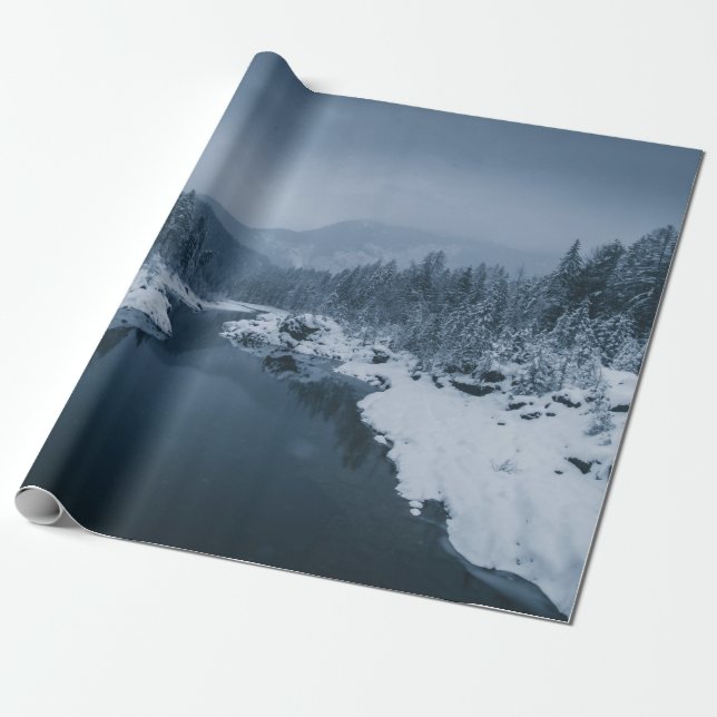 PAPIER CADEAU RIVIÈRE ENTOURÉE D'UN CHAMP DE NEIGE COUVERT DE PI (Déroulé)