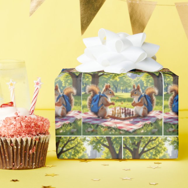 Papier Cadeau Squirrels Playing Chess In a City Park (Fête d'anniversaire)
