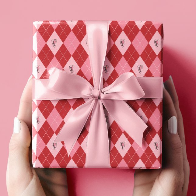Papier Cadeau Tendance rose petit Jacquard Coeurs Motif Enfants (Trendy Valentine Design Featuring Cute Pink and Red Argyle Pattern with Girly Hand-Drawn Hearts)