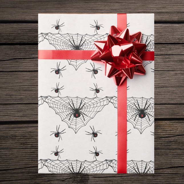 Papier Cadeau Triangle en forme d'araignée noire Web avec des fe (Triangle shaped black spider web with black widow spiders on white gift wrapping paper.)