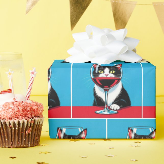 Papier Cadeau Tuxedo Cat Staring Through a Wine Glass (Fête d'anniversaire)