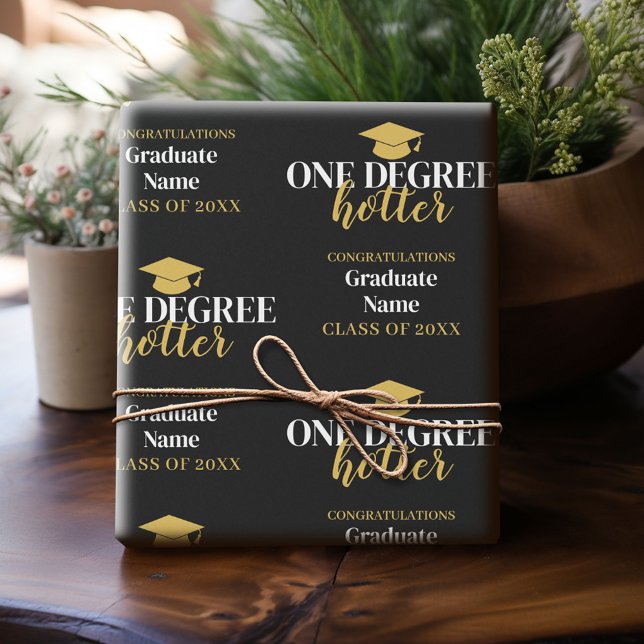Papier Cadeau Un degré Hotter - Script de graduation en or noir (Custom Graduation Wrapping Paper)