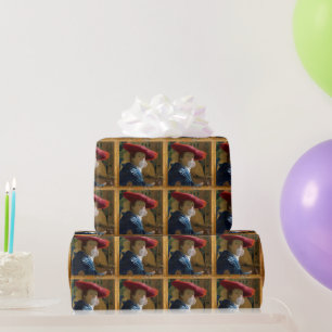 Papier Cadeau Une femme portant un casquette rouge soufflant une