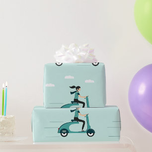 Papier Cadeau Une Femme Sur Un Papier À Envelopper De Scooter