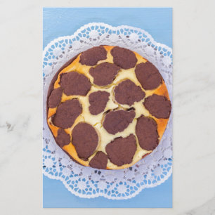 Papier Cheesecake au chocolat russe sur un dos en bois bl