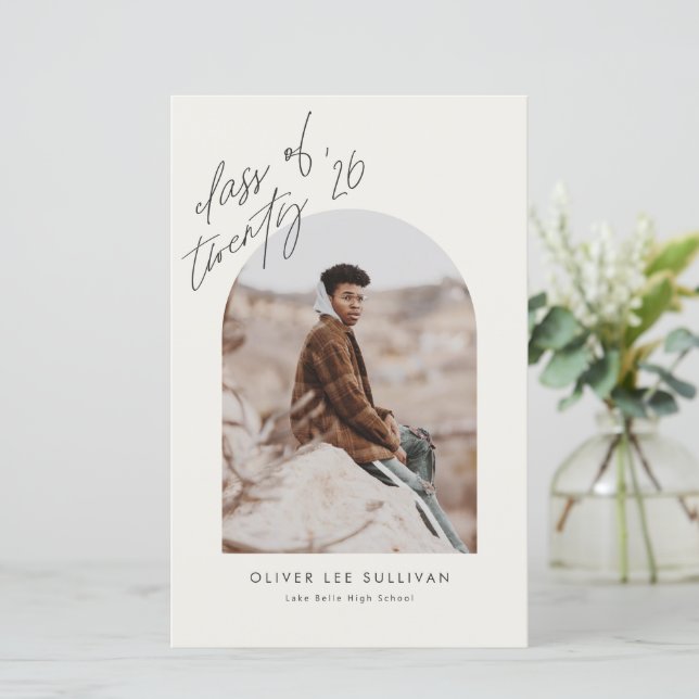 Papier Classe de 2025 Arc beige Invitation de graduation (Debout devant)