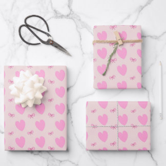 Papier d'emballage à motif de coeurs roses et de r