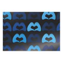 Papier d'enveloppement des mains du coeur bleu - e