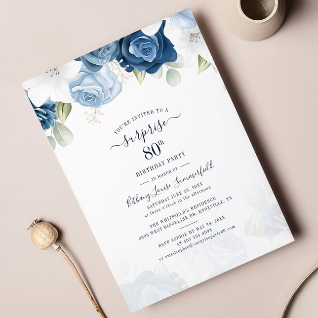 Papier Dusty Blue Floral 80e anniversaire de fête Invitat (Modern Dusty Blue 80th Birthday Party Invitation)