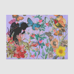 PAPIER MOUSSELINE ANGEL DE PAPIER EN TISSU DANS UN JARDIN AVEC BOUTE