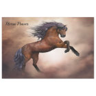 Cheval brun frison s'élevant avec les nuages