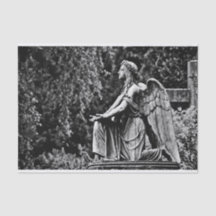 Imagen blanco y negro arrodillando ángel