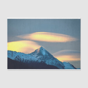 Papier Mousseline Nuages Uniques Au-Dessus Des Montagnes Couvertes D
