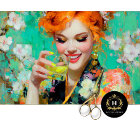 Roux rousse souriante avec découpage de cocktail a